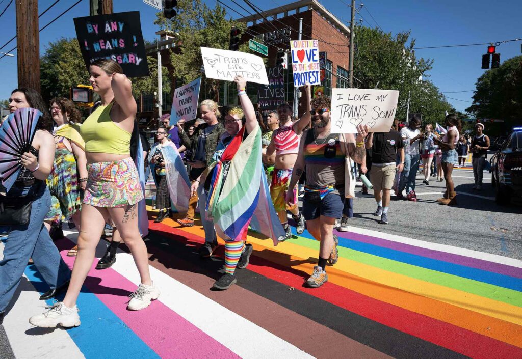 Marche pour les droits des personnes trans
à Atlanta (Géorgie, États-Unis), le 12 octobre 2024.
Les manifestant·es ont notamment protesté contre les lois récemment adoptées par l’État, sous gouvernance républicaine, qui rendent illégaux les soins médicaux pour les trans de moins de 18 ans. « Le mouvement trans est une révolution qui va bien au-delà de la question du genre », estime Angela Davis.
ROBIN RAYNE / ZUMA PRESS WIRE / SHUT / SIPA