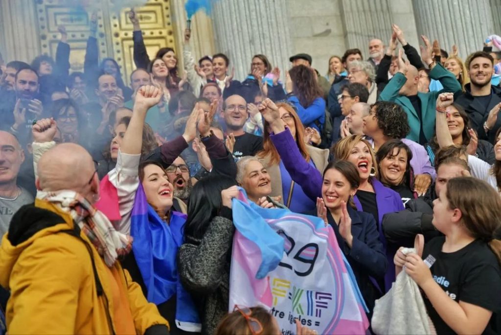 Le 16 février 2023, le Parlement espagnol adoptait la « loi d'égalité réelle et effective des personnes trans ».
