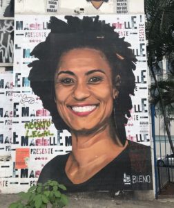 Portrait de Marielle Franco par l'artiste Luis Bueno dans une rue de São Paulo