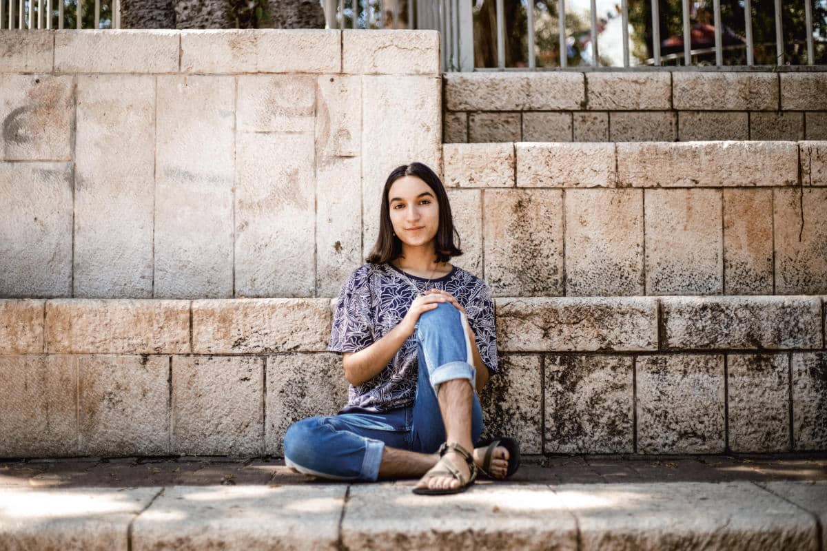 Shahar Perets, 20 ans, souligne que son choix a été rendu possible par sa position sociale privilégiée. Elle est photographiée à Haïfa. Photo : Haidi Motola pour La Déferlante
