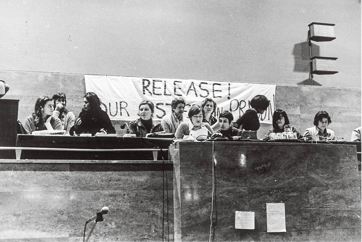 Tribunal international des crimes contre les femmes en 1976 à Bruxelles. Le groupe des prisonnières politiques témoigne en affichant une banderole : « Release our sisters in prison » (Libérez nos sœurs emprisonnées). anonyme / Carhif-AVG, Bruxelles