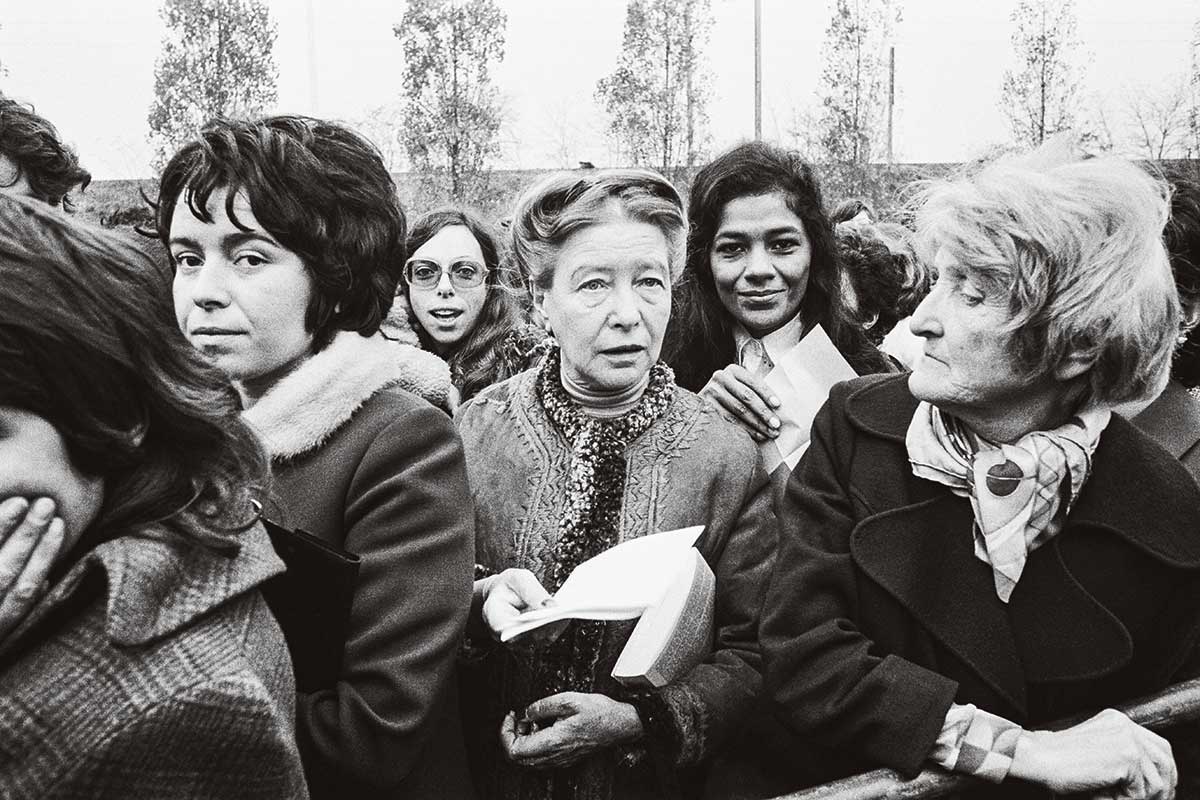 En 1972, pendant le procès de Bobigny, Jacqueline Manicom (deuxième en partant de la droite) distribue des tracts pour la légalisation de l’avortement, aux côtés d’autres militantes, dont Simone de Beauvoir (à sa droite).