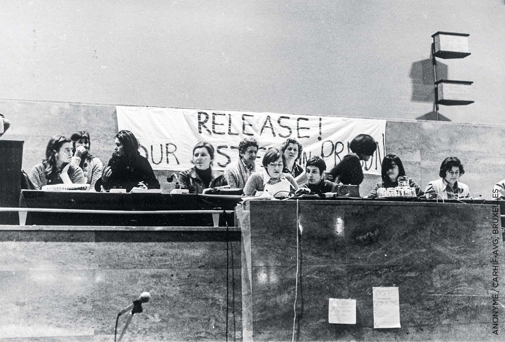 Tribunal international des crimes contre les femmes en 1976 à Bruxelles. Le groupe des prisonnières politiques témoigne en affichant une banderole : « Release our sisters in prison » (Libérez nos soeurs emprisonnées). ANONYME / CARHIF-AVG, BRUXELLES