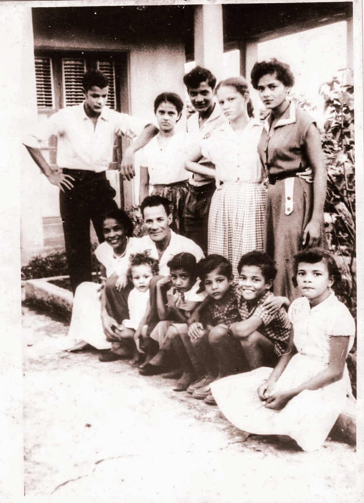 Portrait de la famille Manicom en 1958. En haut à droite Jacqueline Manicom, aînée de sa fratrie. Archives familiales