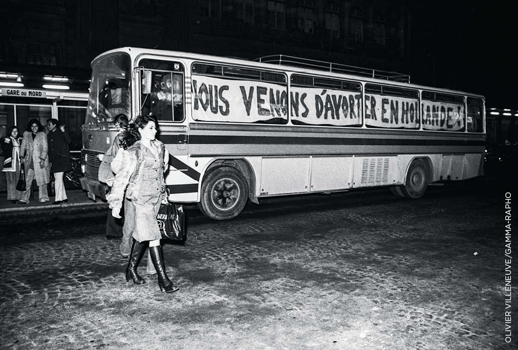 En mars 1974, un bus du Mlac devant la gare du Nord, à Paris. Chaque semaine, elles sont des dizaines à se rendre à Amsterdam, aux Pays-Bas, pour y avorter grâce au soutien du mouvement.