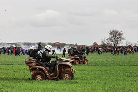 S’inspirant des Brav-M, la gendarmerie a constitué ses propres pelotons motorisés d’intervention (PM2I), sur des quads, lors de la manifestation contre le projet de mégabassines de Sainte-Soline (Deux-Sèvres), le 25 mars 2023. THIBAUD MORITZ / AFP