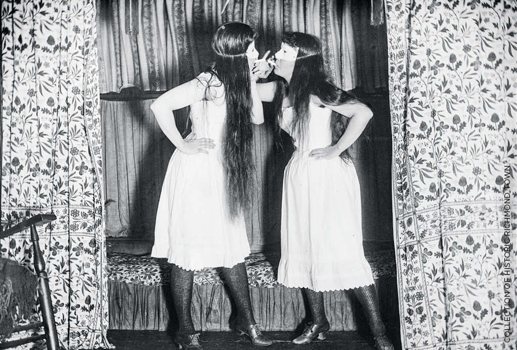 Trude et moi masquées, en jupon court (1891).