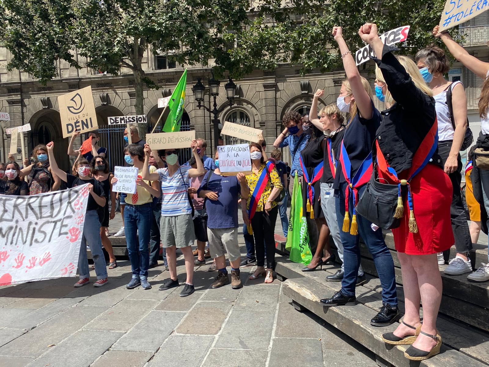 Des militant·es féministes manifestent le 23 juillet 2020 devant la mairie de Paris pour demander la démission de l’adjoint à la culture, Christophe Girard. Crédit photo : Élodie Cellier.