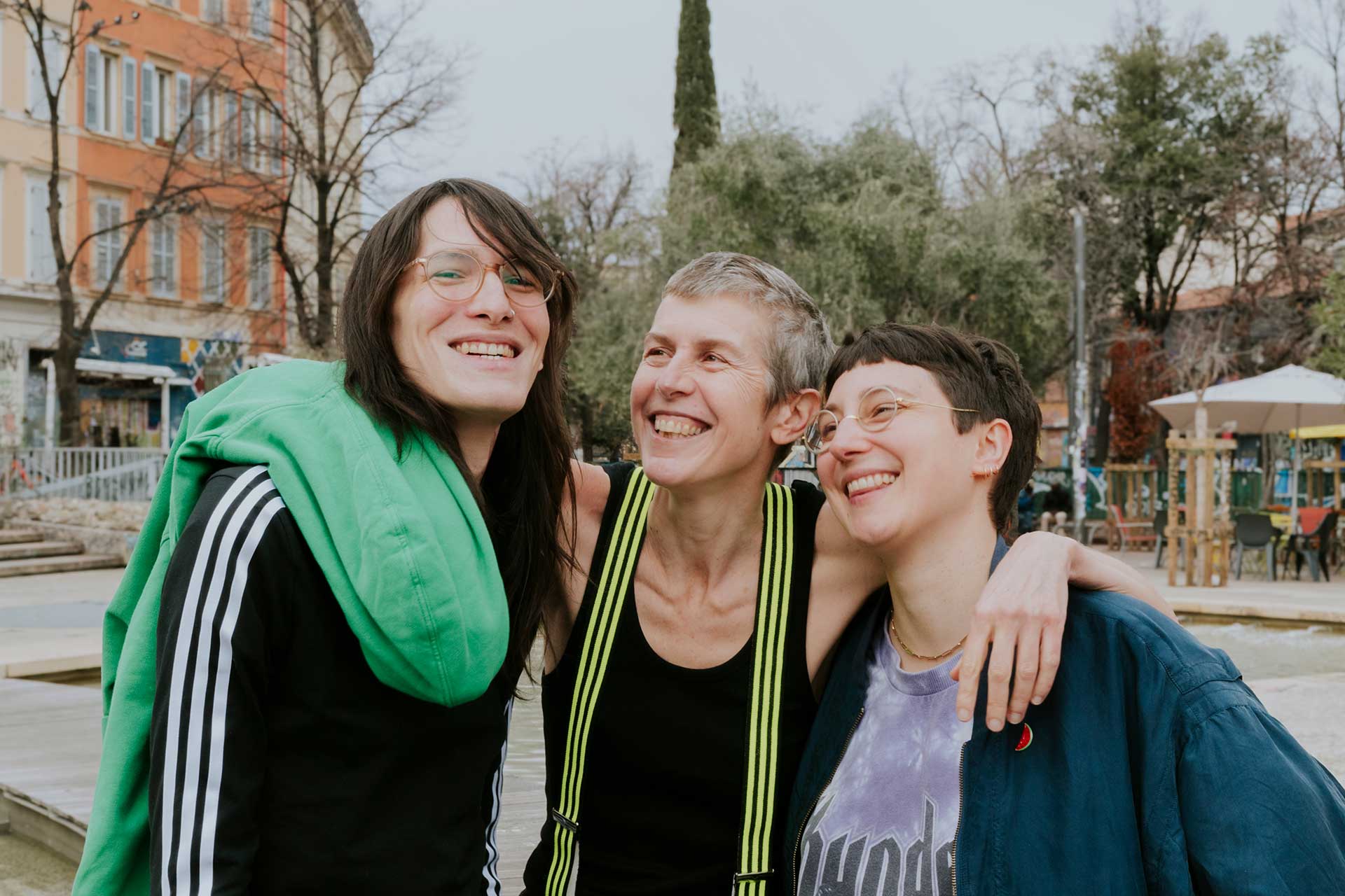 Linda Demorrir, à gauche, Hélène Fromen au centre et Lucie Camous, à droite, membres du collectif transféministe Modèle vivant·e.