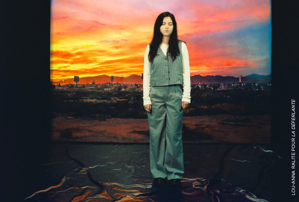 Quelques heures avant son spectacle, le 2 février 2024 à Strasbourg, Carolina Bianchi pose sur la scène, avec en décor de fond, une photo de Ciudad Juárez, au Mexique.
