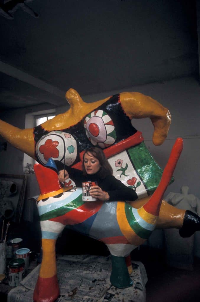 Niki de Saint Phalle dans son atelier, en 1971, en train de peindre une de ses Nanas.JACK NISBERG / ROGER-VIOLLET © 2024 NIKI CHARITABLE ART FOUNDATION / ADAGP, PARIS