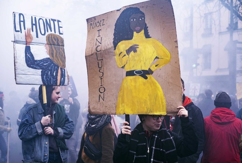 À Paris, lors de la marche féministe du 8 mars 2020, des pancartes brandies en hommage à Adèle Haenel et Aïssa Maiga. Cette année-là, les deux actrices ont pris position contre le racisme et la protection des agresseurs sexuels dans le cinéma français.NOÉMIE COISSAC / HANS LUCAS