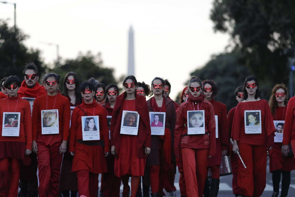 Manifestation contre les violences de genre à Buenos Aires, en juin 2017, sous le hashtag #NiUnaMenos (pas une de moins). Le mot d’ordre s’inspire d’un poème de Susana Chávez, qui y dénonce les féminicides commis à Ciudad Juárez.AP Photo / Natacha Pisarenko