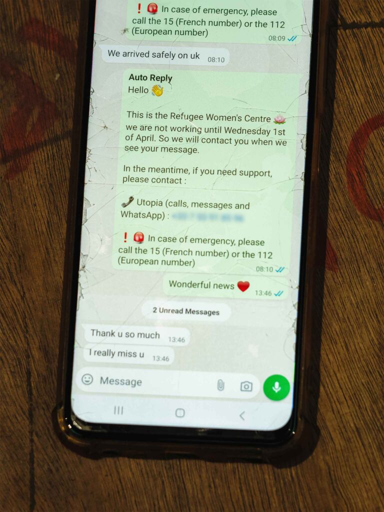 Sur WhatsApp, une femme exilée, qui a été prise en charge à Calais par le Refugee Women’s Centre, donne de ses nouvelles après la traversée de la Manche : « We arrived safely in the UK » (Nous sommes arrivées saines et sauves au Royaume-Uni).