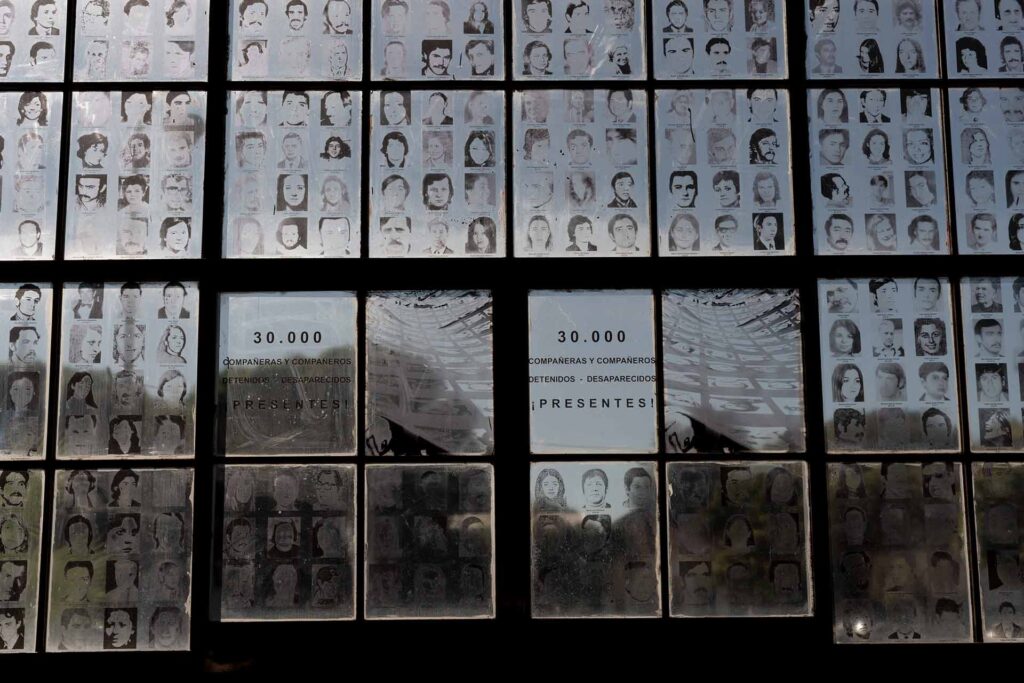 Dans le Musée et lieu de mémoire de l’Esma, classé au patrimoine mondial de l’Unesco, des photos des 30 000 disparu·es pendant la dictature.