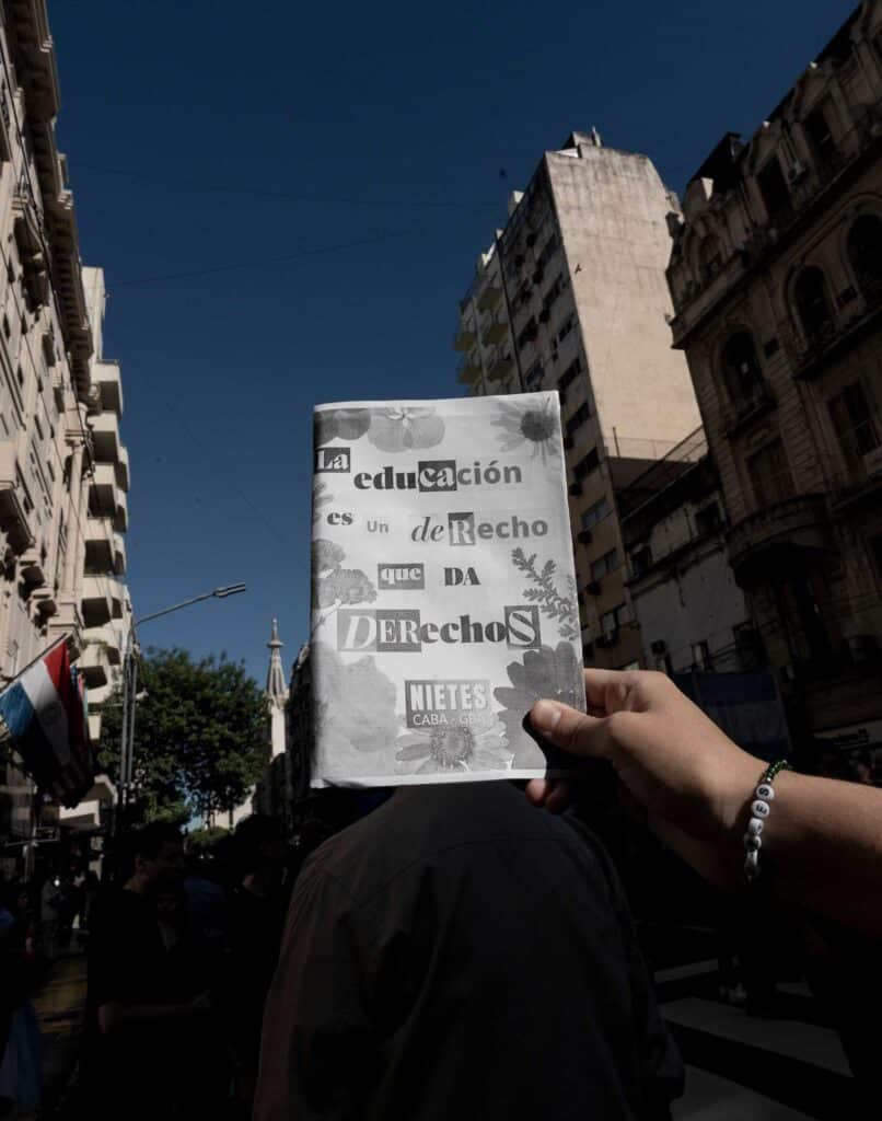 Dans la même manifestation, Karen Maydana Galván brandit une publication de Nietes : « L’Éducation est un droit qui donne des droits ».