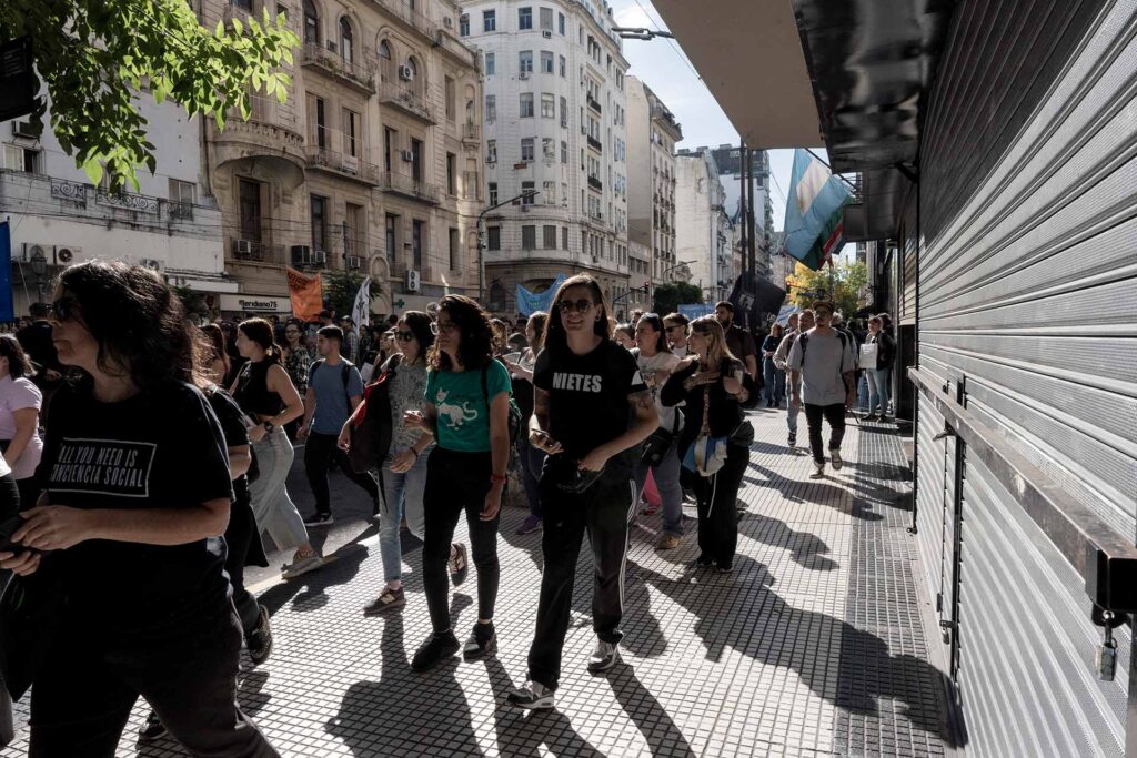 Lors de la grande mobilisation pour l’éducation publique du 23 avril 2024, à Buenos Aires. Karen Maydana Galván porte le tee shirt du collectif Nietes. 