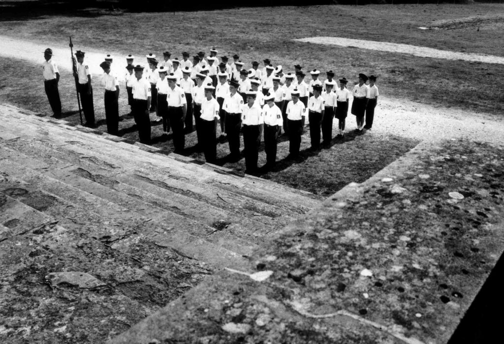 Jusqu’en 1999 avaient lieu au château de Neuvy-sur-Barangeon, dans le Cher, des camps d’été pour des jeunes de 8 à 14 ans organisés par Roger Holeindre, membre fondateur du Front national. Au programme de ces colonies très politiques : lever du drapeau au garde-à-vous et apprentissage de chants folkloriques et militaires. GUILLAUME HERBAUT / AGENCE VU