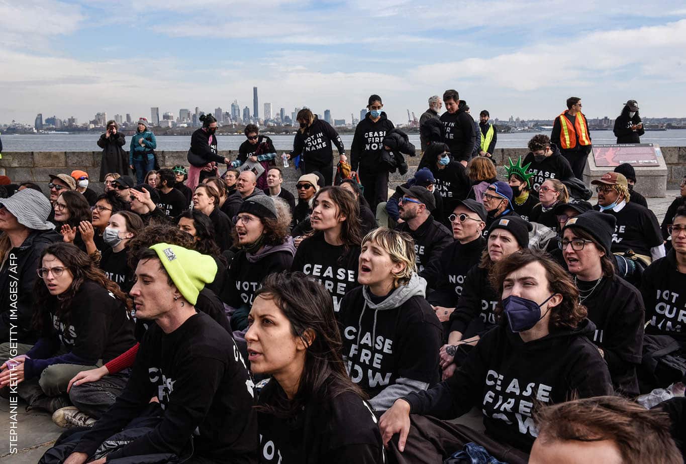 Le 6 novembre 2023, des militant·es du groupe Jewish Voice for Peace (Voix juive pour la paix) se rassemblent au pied de la statue de la Liberté, à New York, afin d’exiger un cessez-le-feu à Gaza, bombardée par l’armée israélienne.