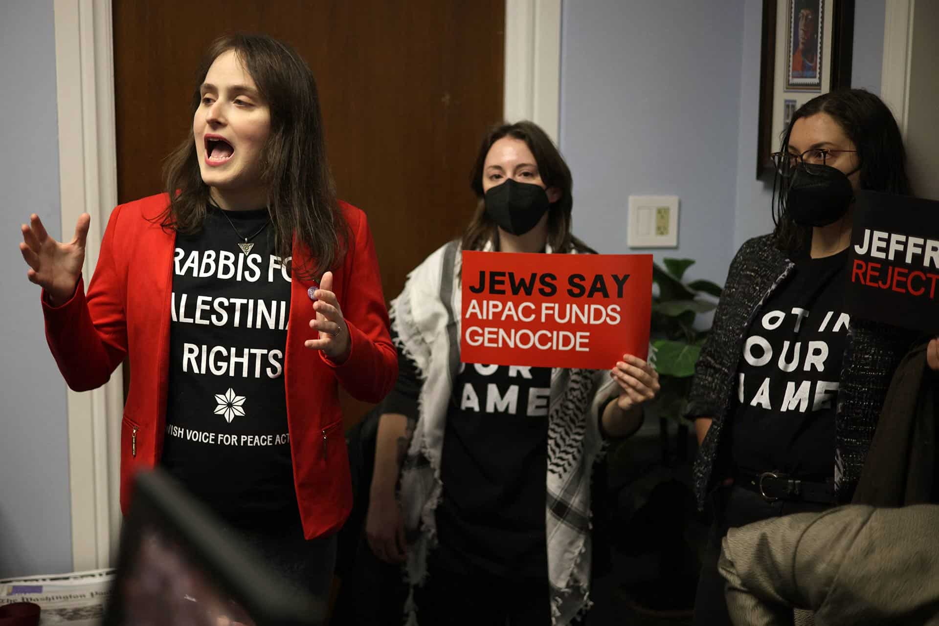 Le 12 mars 2024, à Washington, la rabbine Abby Stein (à gauche) interpelle, en compagnie d’autres membres de Jewish Voice for Peace, Hakeem Jeffries, élu démocrate à la Chambre des représentants, qui a multiplié ces derniers mois les prises de position pro-israéliennes.Alex Wong / Getty Images / AFP 