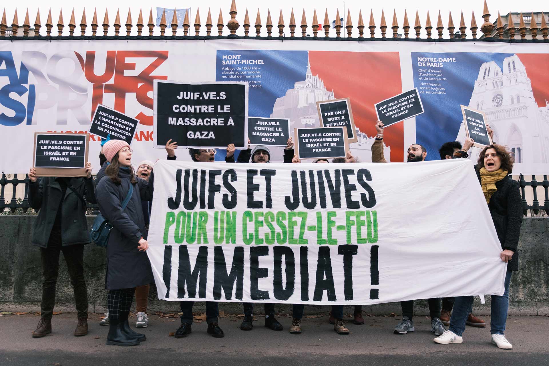 À la mi-décembre 2023, à Paris, devant le ministère des Affaires étrangères, le Bloc juif, composé de différents collectifs juifs antiracistes, dénonce la guerre et la politique de colonisation menées par l’État israélien avec le soutien du gouvernement français. Anna Margueritat / Hans Lucas