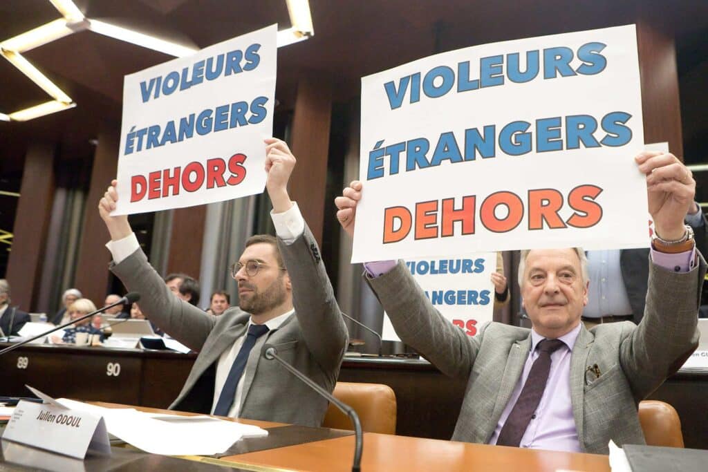 Le 11 avril 2024, lors d’une session du conseil régional de Bourgogne-Franche-Comté, des élus du Rassemblement national brandissent une pancarte « Violeurs étrangers dehors ». Ils affichent ainsi leur soutien aux militantes identitaires du collectif Némésis, contre qui la maire de Besançon a porté plainte après qu’elles ont mené une action similaire un mois plus tôt.TARDIVON JC / MAXPPP