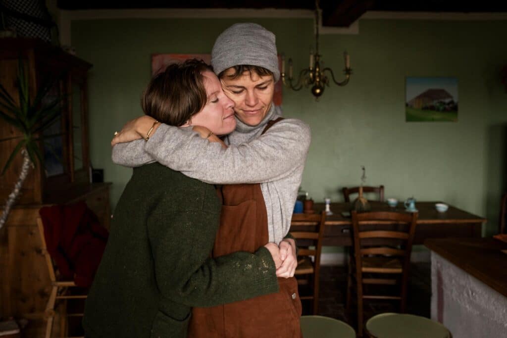 Codirectrice de l’association culturelle Polymorphe corp., Bony (à droite) vit à Cérilly, dans l’Allier, avec sa compagne Johanna, une artiste allemande. En 2017, deux éleveuses de brebis, Isabelle et Valérie, ont proposé à Bony d’accueillir sa structure au sein de leur ferme. Elle n’aurait jamais envisagé de s’installer à la campagne sans ce projet fondé avec des amix. Elle voit aujourd’hui son nouvel ancrage comme « un engagement à long terme » pour porter le message que « l’avenir est à la campagne ».