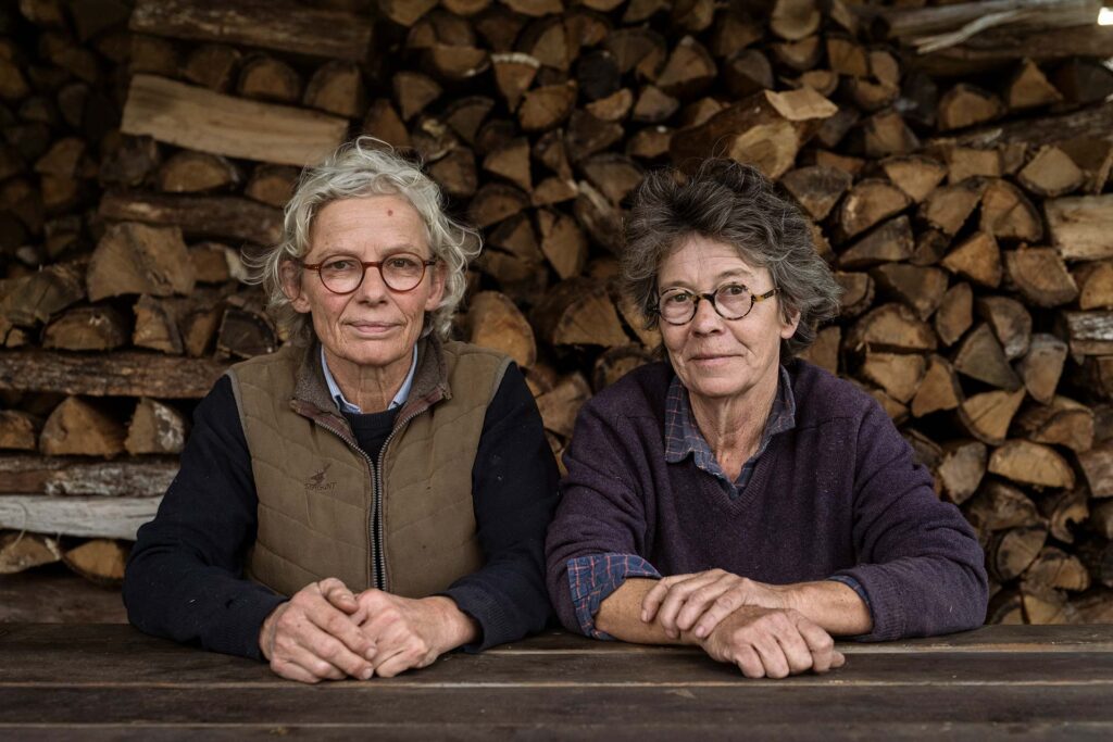 Isabelle (à gauche) et Valérie, ensemble depuis plus de seize ans, élèvent des brebis dans l’exploitation familiale reprise par la première il y a quarante ans. Valérie se sent éloignée de certains « combats militants » : « La campagne évolue doucement, au rythme des saisons : il faut s’adapter, ne pas brusquer les choses… tout en se faisant respecter. »