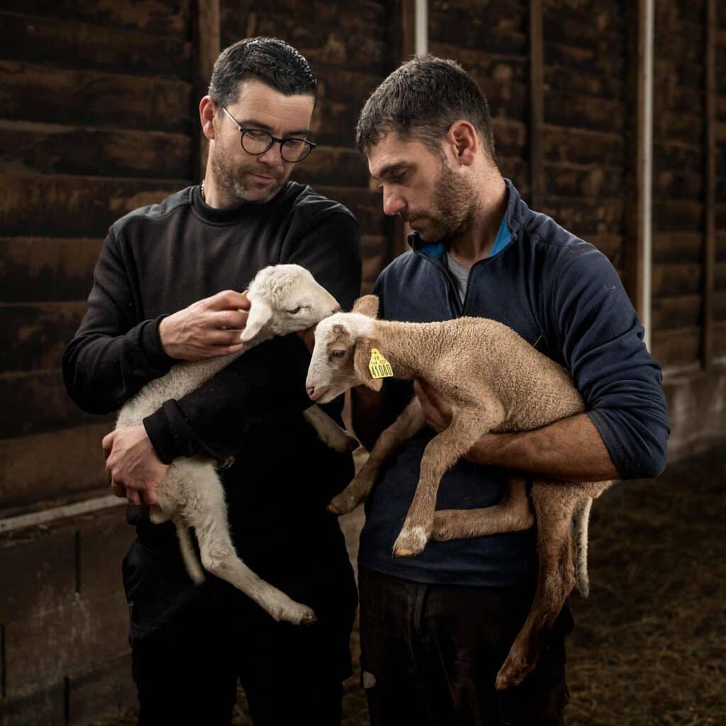 Adrian (à droite) est né à Rodez. Dès qu’il a pu, il est parti étudier et travailler ailleurs, poussé par « le besoin de découvrir autre chose » et une « recherche d’identité ». En 2009, il est revenu pour reprendre la ferme de ses grands-parents. Ex-gendarme, d’origine bretonne, Sébastien s’est reconverti après sa rencontre avec Adrian en 2015, « par amour, mais la région [lui] plaît bien aussi ».