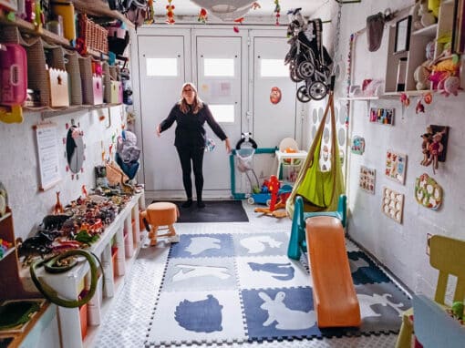 Daisy Audouze dans son garage aménagé en salle de jeu pour les enfants qu’elle garde. Crédit : Elsa Biyick pour La Déferlante