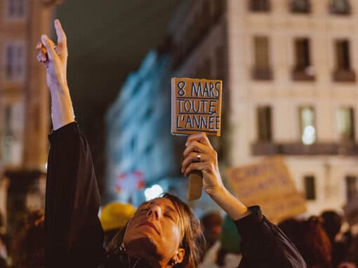 Sur le parcours de la grève féministe du 8 mars 2024, à Marseille. Manifestation lancée à l’appel de l’inter-orga Marseillle8Mars. Crédit : Gaëlle Matata