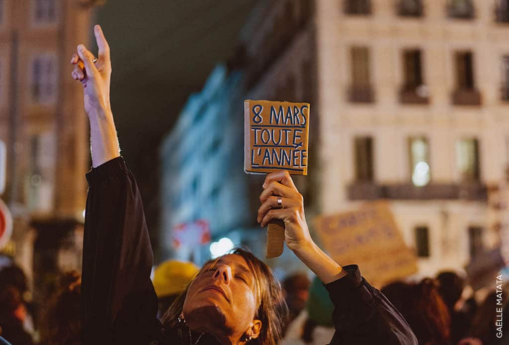 Sur le parcours de la grève féministe du 8 mars 2024, à Marseille. Manifestation lancée à l’appel de l’inter-orga Marseillle8Mars. Crédit : Gaëlle Matata