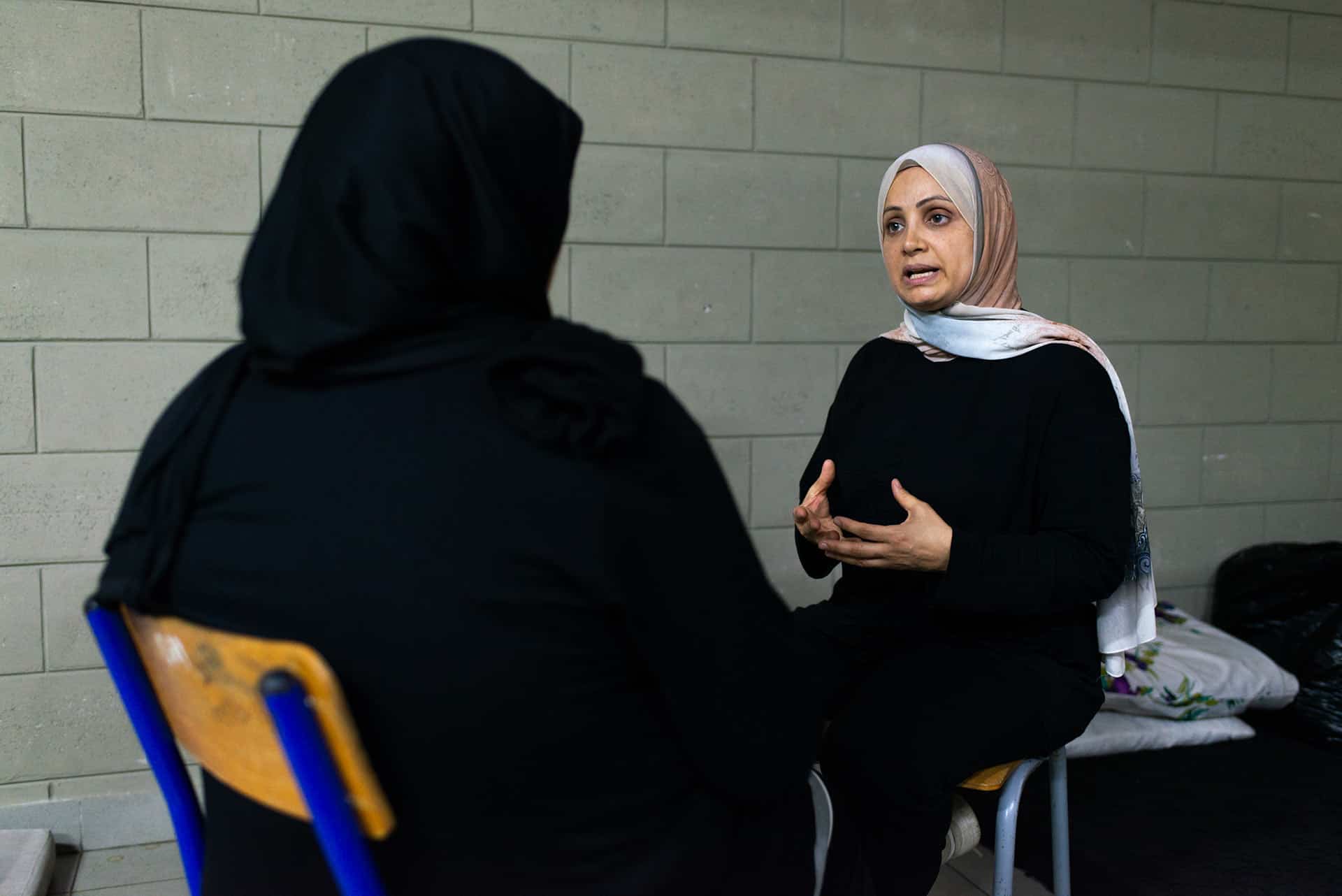 Darine Ayoub, sage-femme, rend visite à une femme enceinte dans une école transformée en centre pour personnes déplacées. La patiente y est accueillie depuis septembre 2024. Beyrouth, le 11 novembre 2024. Crédit : Ségolène Ragu pour La Déferlante