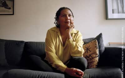 bell hooks en septembre 1995. Un an plus tôt, la pédagogue états-unienne a publié Apprendre à transgresser, un essai dans lequel elle affirme que « la [salle de] classe reste le lieu le plus radical des possibilités ».