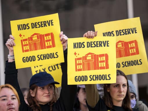 Le 13 mars 2025, à Washington D.C., des manifestant·es protestent contre le projet de l’administration Trump de démanteler le ministère de l’Éducation. Crédit photo : Bonnie Cash / UPI / Shutterstock.
