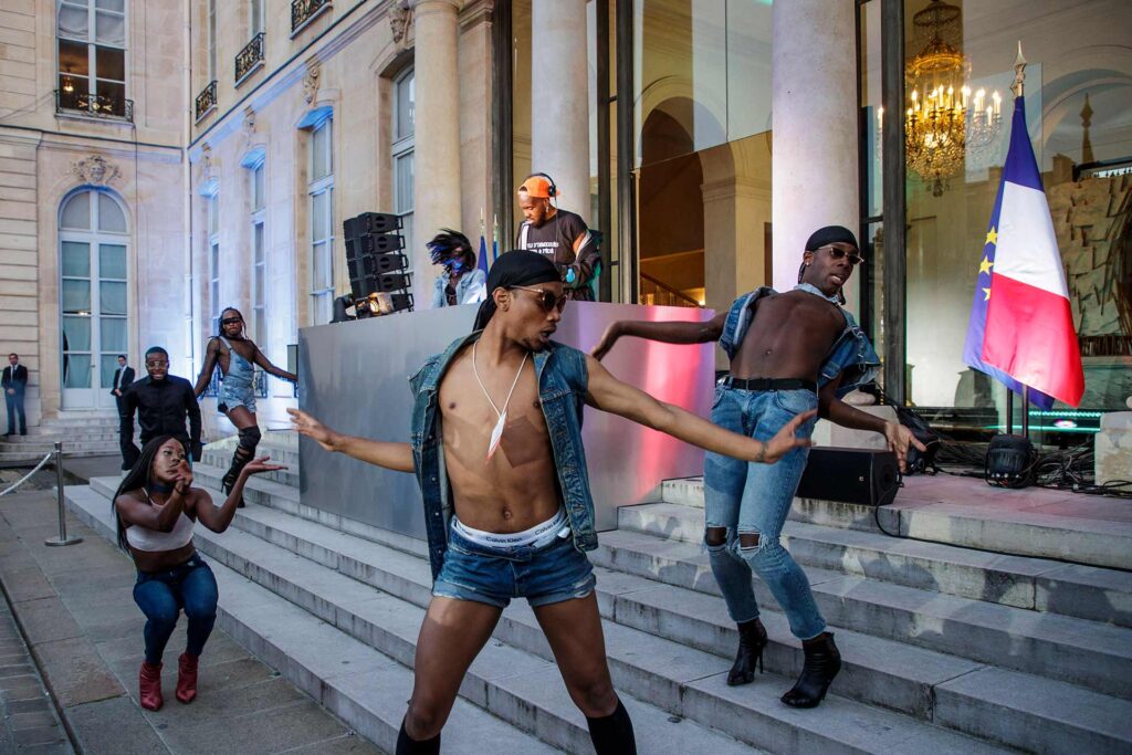 Le 21 juin 2018, le DJ Kiddy Smile (aux platines) se produit à l’Élysée pour la Fête de la musique. L’invitation ulcère la droite et l’extrême droite. « Le message, c’était de dire : nous avons notre place sur l’échiquier politique et dans cet espace », rappelle Keiona, qui faisait partie des danseur·euses (tout à droite).
EPA / CHRISTOPHE PETIT TESSON / POOL MAXPPP OUT