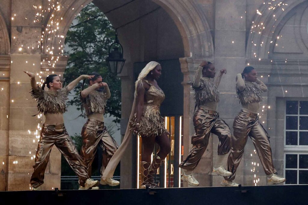 Le 26 juillet 2024, Aya Nakamura chante à la cérémonie d’ouverture des Jeux olympiques de Paris, sous escorte musicale de la Garde républicaine. Pour Ebony, « en tant que femme noire, Aya nous montre qu’on peut réussir dans l’industrie de la musique ».
Esa Alexander / POOL / AFP