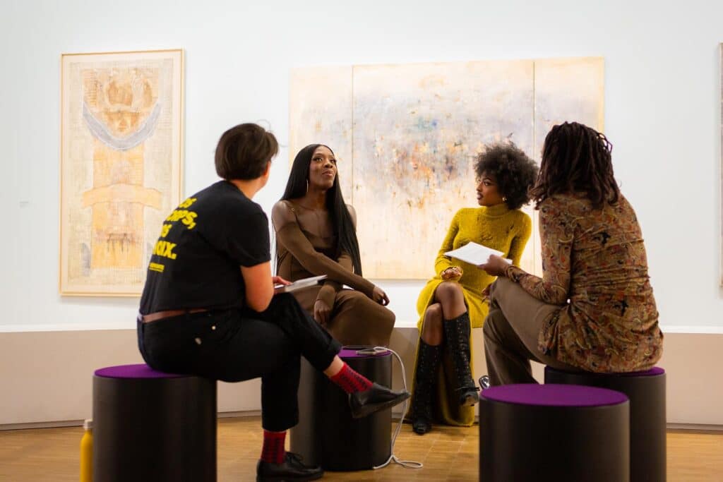 La discussion prend place au milieu de la salle que l’exposition « Paris noir » consacre au courant dit « des nouvelles abstractions ». Derrière Ebony, Triptyque (1990), de l’artiste dominicain Vicente Pimentel. À gauche, l’œuvre du peintre vénézuélien Ismael Mundaray, Wabanoko V (1995).