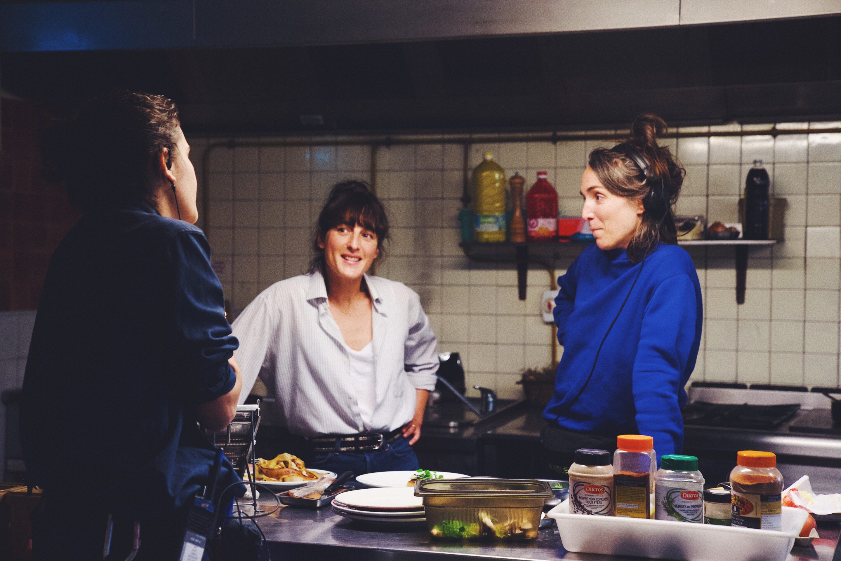 Dans Partir un jour, Amélie Bonnin (à droite) a donné à Juliette Armanet (à gauche) le rôle d’une ex-gagnante de l’émission « Top Chef » qui revient aider ses parents dans leur restaurant familial. Crédit photo : Manou Milon