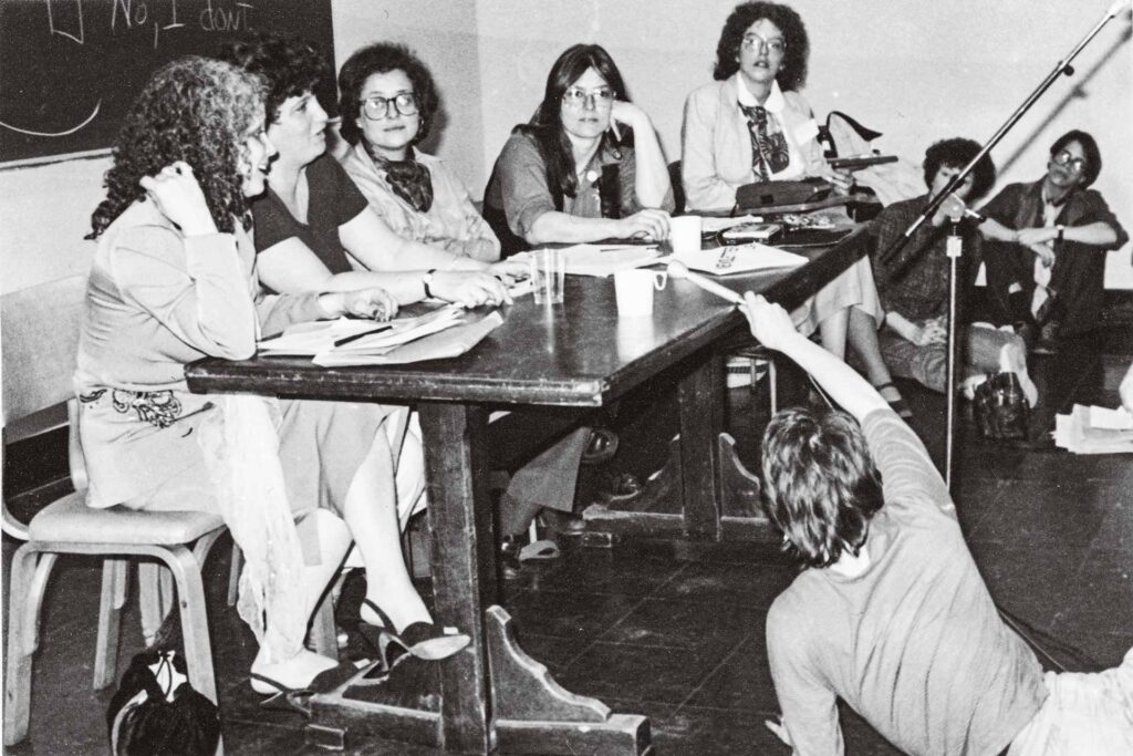 Table ronde « Politically correct/Politically incorrect sexuality » (Sexualité politiquement correcte/politiquement incorrecte), le 24 avril 1982 dans le cadre de la neuvième édition de la Scholar and feminist conference au Barnard College. Les intervenantes, de gauche à droite : Muriel Dimen, Joan Nestle, Dorothy Allison, Mirtha N. Quintanales, et Jan Boney (animatrice). Crédit : Morgan Gwenwald / Collection Lesbian Herstory Archives.