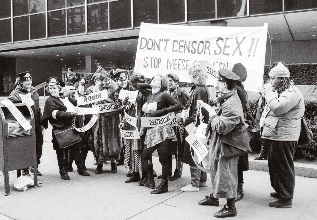 Rassemblement de membres du collectif Feminist Anti-Censorship Taskforce le 21 janvier 1986, à l’occasion d’une réunion de la commission sur la pornographie du procureur général des États-Unis, à New York. Le collectif a été créé un an plus tôt pour protester contre un projet de loi anti-pornographie.
Crédit : David Bookstaver / AP / SIPA