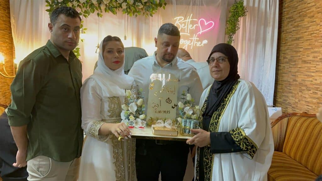 Le 6 octobre 2023, Aya Mghames se fiance à distance avec Islam, bloqué en Turquie. Elle est photographiée avec sa mère Wafaa et ses deux
frères, Ahmad (à gauche) et Ayman (entre elle et sa mère).Archive personnelle