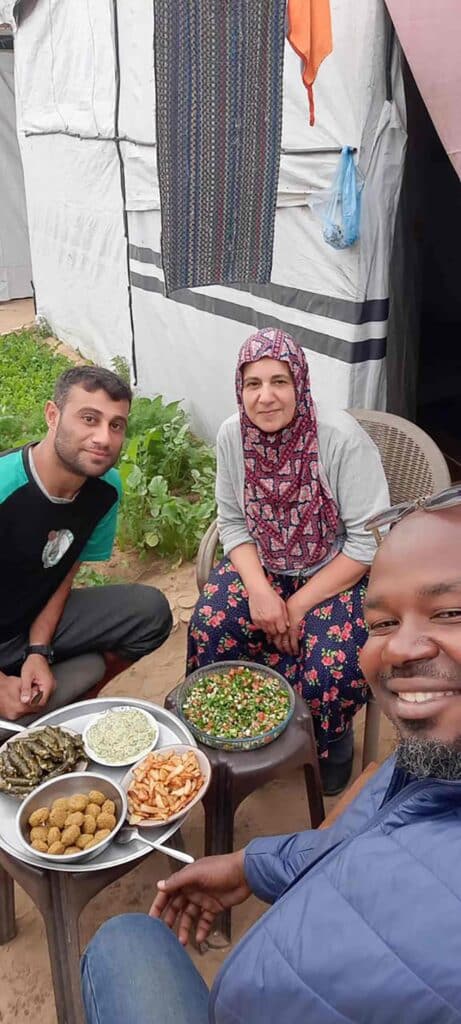 Au lendemain de la signature de la trêve le 19 janvier 2025, Wafaa Mghames pose devant sa tente du camp de Khan Younès, au sud de la bande de Gaza, avec son fils Ahmad
et un ami de la famille (auteur du selfie). Tous trois ont préparé un repas pour fêter ce qu’elle et ils pensaient être la fin de
la guerre, mais le cessez-le-feu a été rompu par l’État d’Israël
Au lendemain de la signature de la trêve le 19 janvier 2025, Wafaa Mghames pose devant sa tente du camp de Khan Younès, au sud de la bande de Gaza, avec son fils Ahmad et un ami de la famille (auteur du selfie). Tous trois ont préparé un repas pour fêter ce qu’elle et ils pensaient être la fin de la guerre, mais le cessez-le-feu a été rompu par l’État d’Israël en mars avec la reprise d’intenses bombardements.
Archive personnelleArchive personnelle