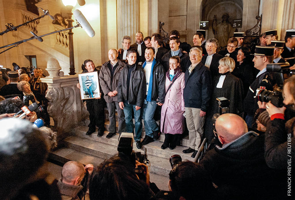 Une Outreau À l’issue du procès en appel devant la cour d’assises de Paris, le 1er décembre 2005, cinq des hommes et une femme qui viennent d’être acquitté·es de viols et agressions sexuelles sur mineur·es posent avec leurs avocat·es.